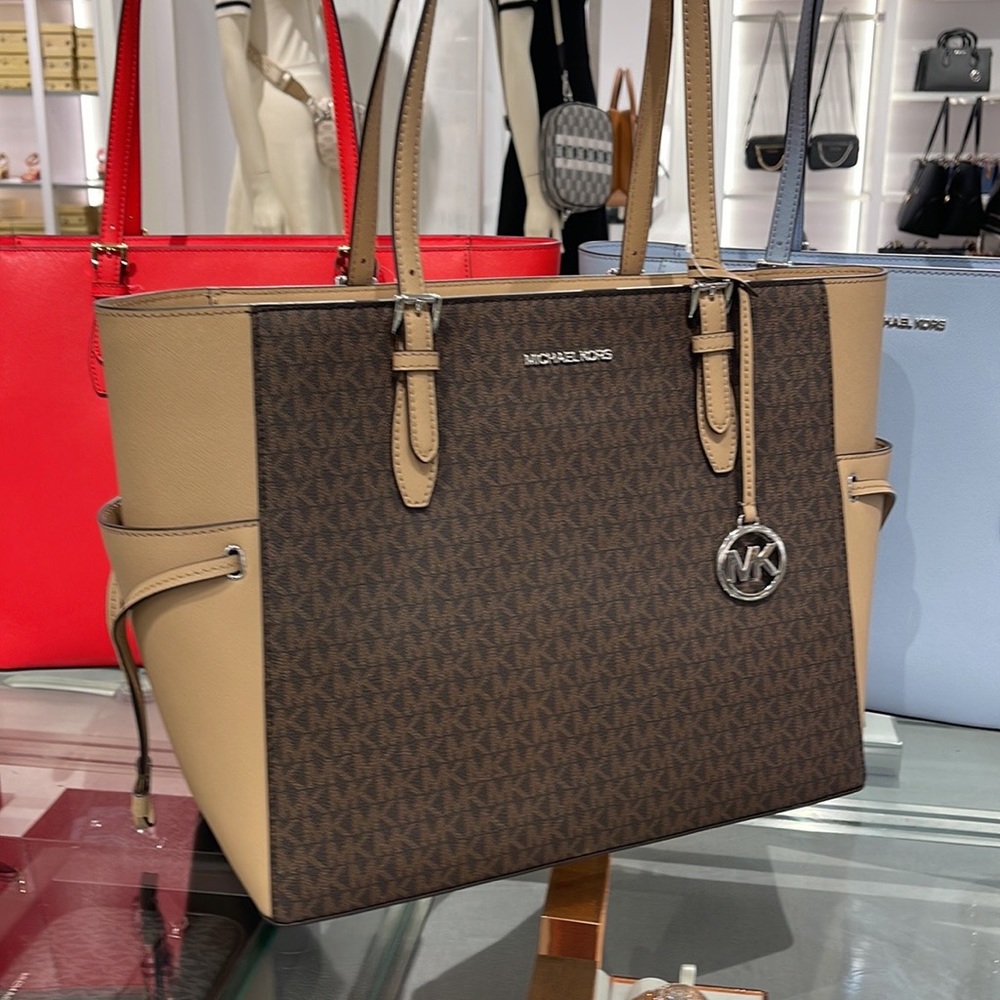 MICHAEL KORS GILLY LARGE DRAWSTRING TRAVEL TOTE SIGNATURE Camel
NWT
NWT - Picture 14 of 16